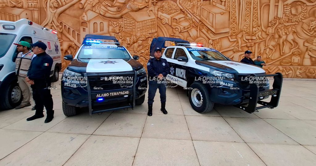 Entregan dos patrullas y tres ambulancias