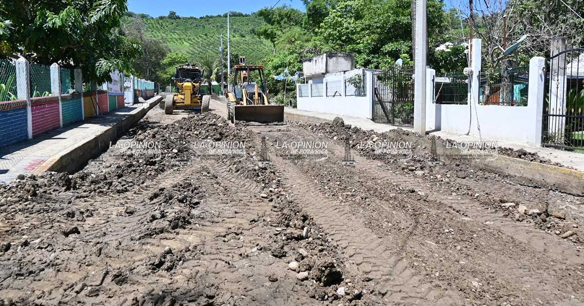 Obra de pavimentación en ejido Ignacio Zaragoza