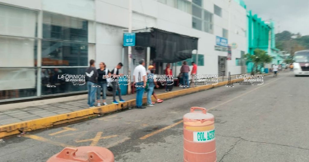 La falta de taxis en la mayoría de las rutas afecta a los usuarios La falta de taxis en la mayoría de las rutas afecta a los usuarios