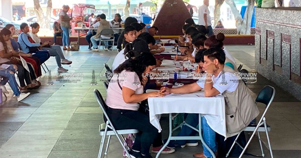 Entregan tarjetas a Jóvenes Construyendo el Futuro Entregan tarjetas a Jóvenes Construyendo el Futuro