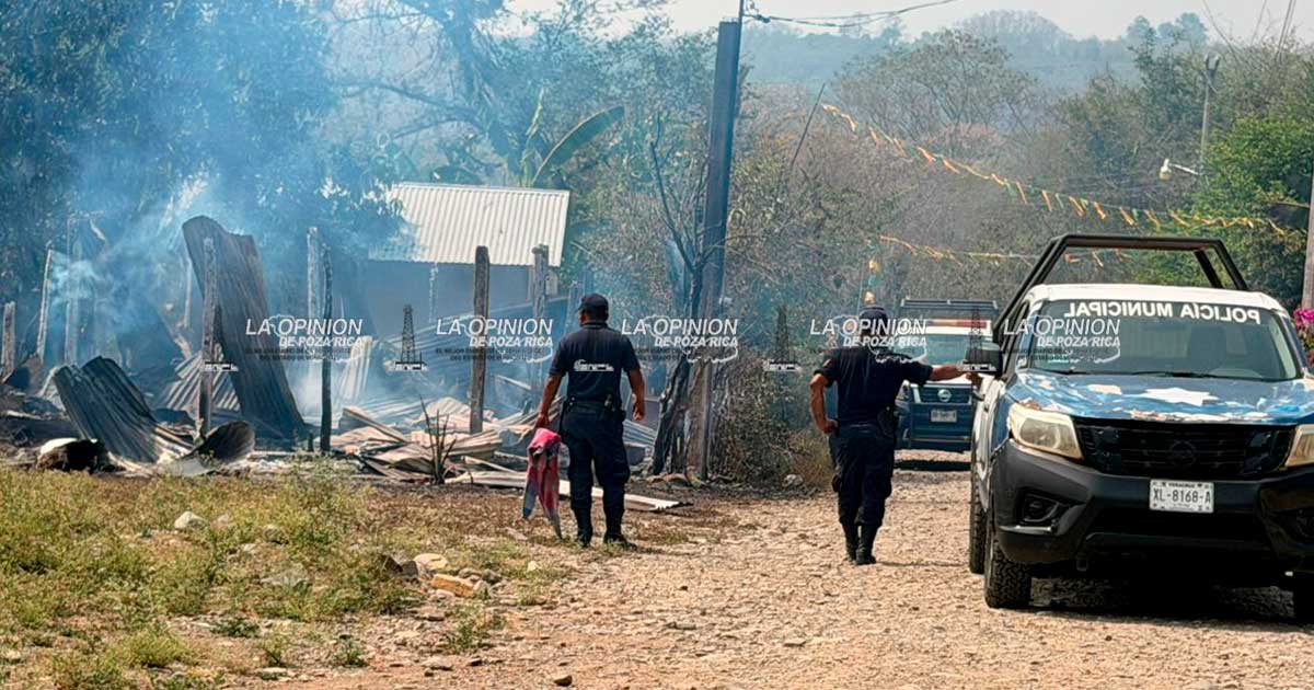 Incendio consume una humilde vivienda Incendio consume una humilde vivienda