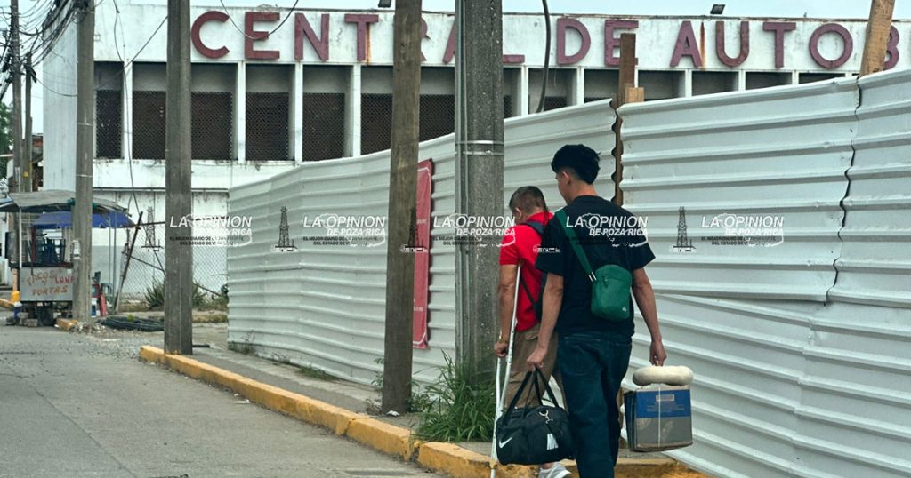 Pasajeros denuncian cobros excesivos de taxis en central de autobuses Pasajeros denuncian cobros excesivos de taxis en central de autobuses