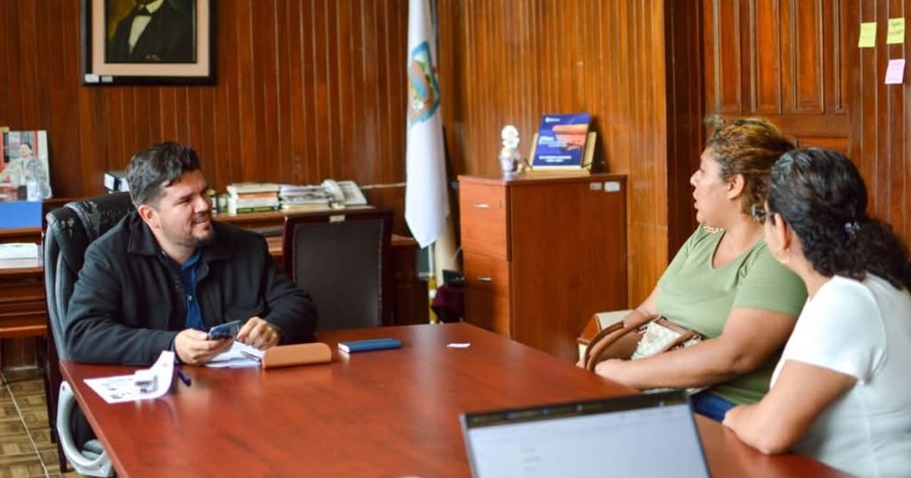 Carlos Silva Vega fortalece cercanía con la ciudadanía en tradicional “Café con Pan” Carlos Silva Vega fortalece cercanía con la ciudadanía en tradicional “Café con Pan”