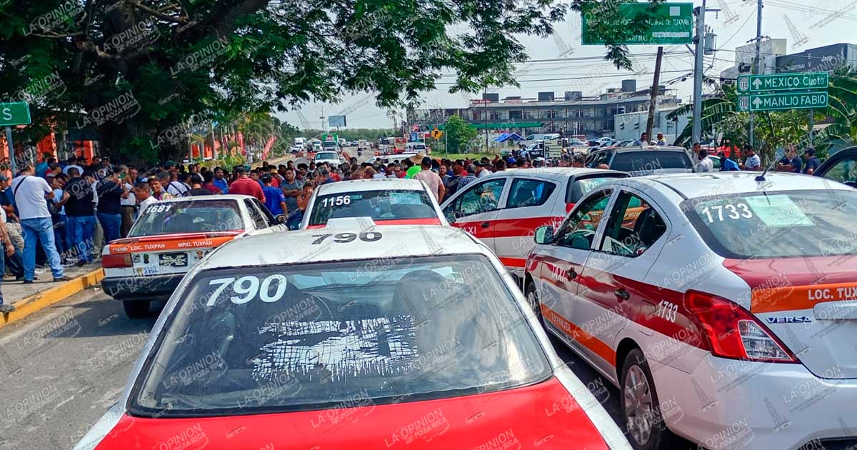 Taxistas bloquean el puente Tuxpan Taxistas bloquean el puente Tuxpan