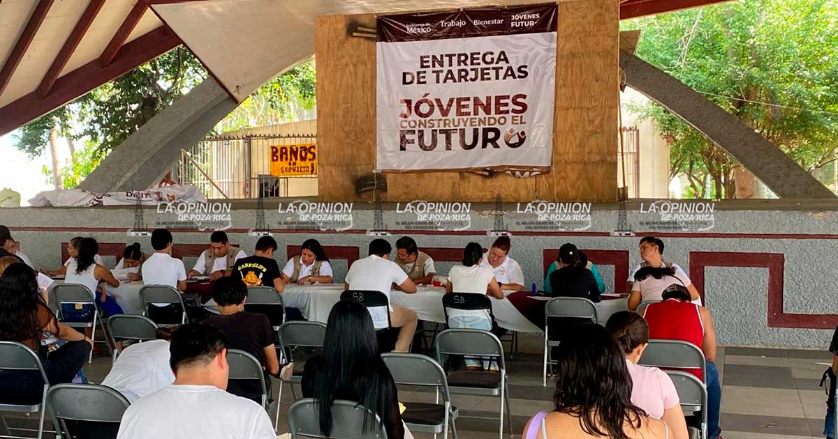 Entregan tarjetas a Jóvenes Construyendo el Futuro Entregan tarjetas a Jóvenes Construyendo el Futuro