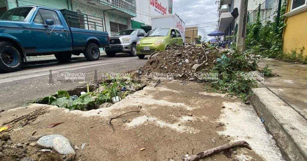 Enormes agujeros y montículos de tierra obstruyen la vialidad