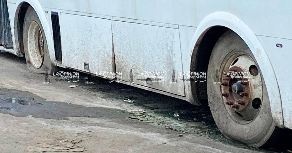 Autobuses chatarra contaminan el Parador Urbano Poza Rica Autobuses chatarra contaminan el Parador Urbano Poza Rica
