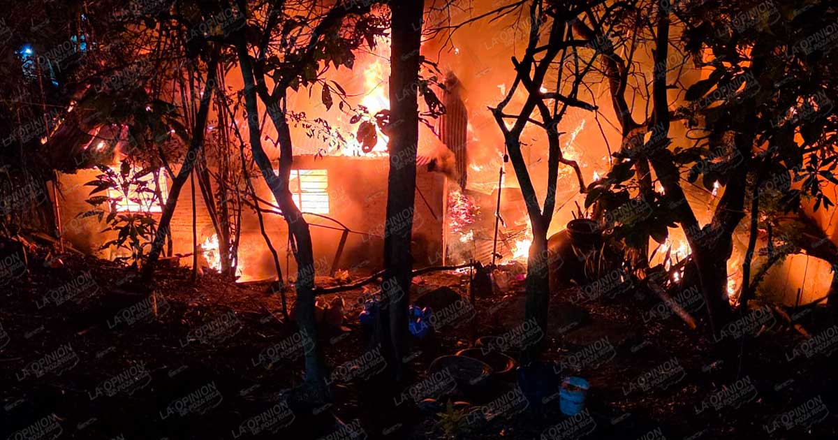 ¡FUEGO CONSUME VIVIENDA!