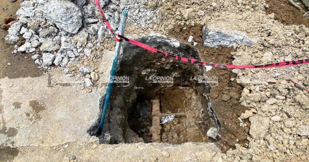 Vecinos de la colonia Tajín reportan fuga de agua y peligrosos agujeros