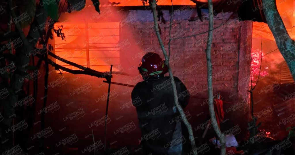 ¡FUEGO CONSUME VIVIENDA!