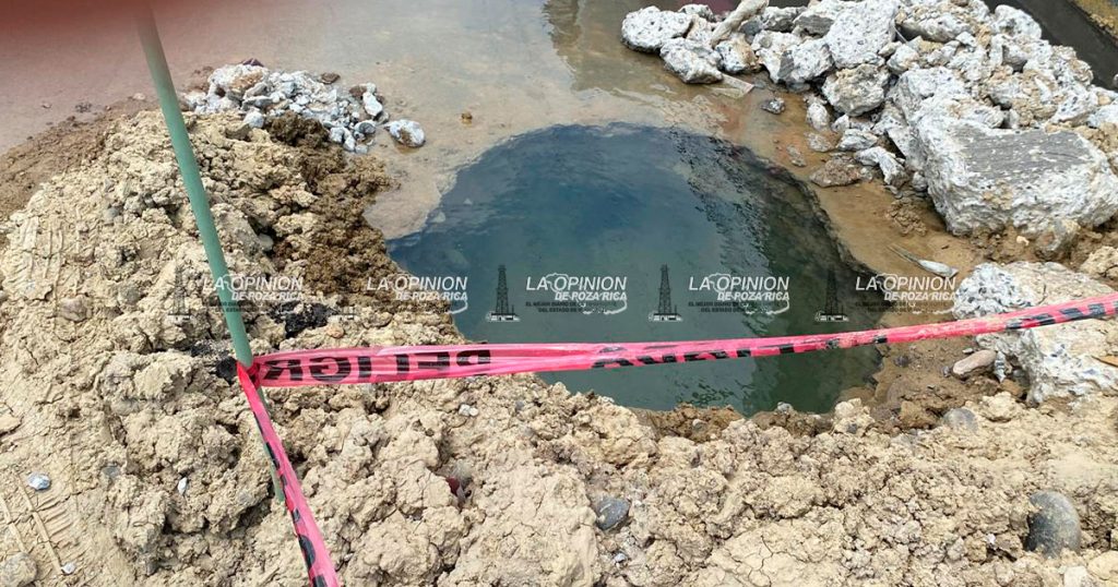 Vecinos de la colonia Tajín reportan fuga de agua y peligrosos agujeros