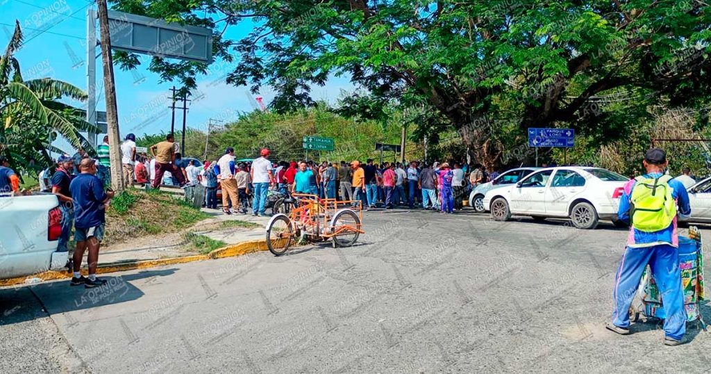 Taxistas bloquean el puente Tuxpan Taxistas bloquean el puente Tuxpan