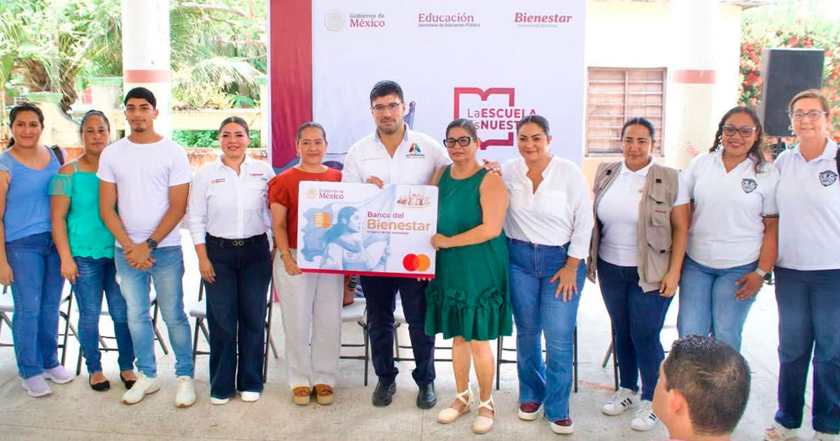 Entrega de mobiliario y apoyos económicos a escuelas de Alvarado Entrega de mobiliario y apoyos económicos a escuelas de Alvarado