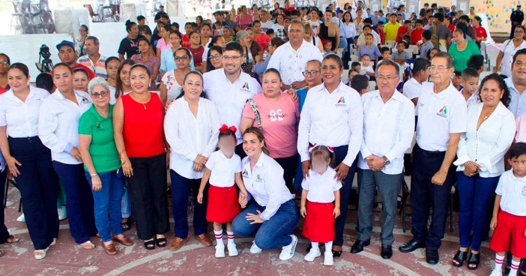 Entrega de mobiliario y apoyos económicos a escuelas de Alvarado Entrega de mobiliario y apoyos económicos a escuelas de Alvarado