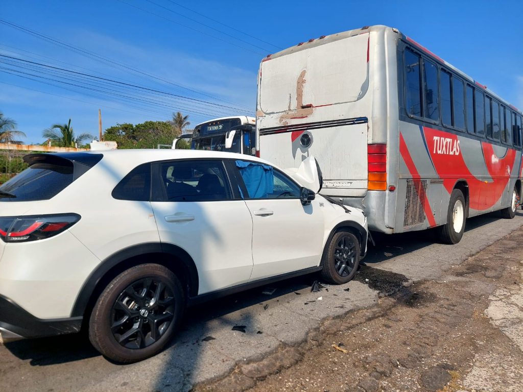 Dos adultos trasladados al hospital tras impactarse con autobús