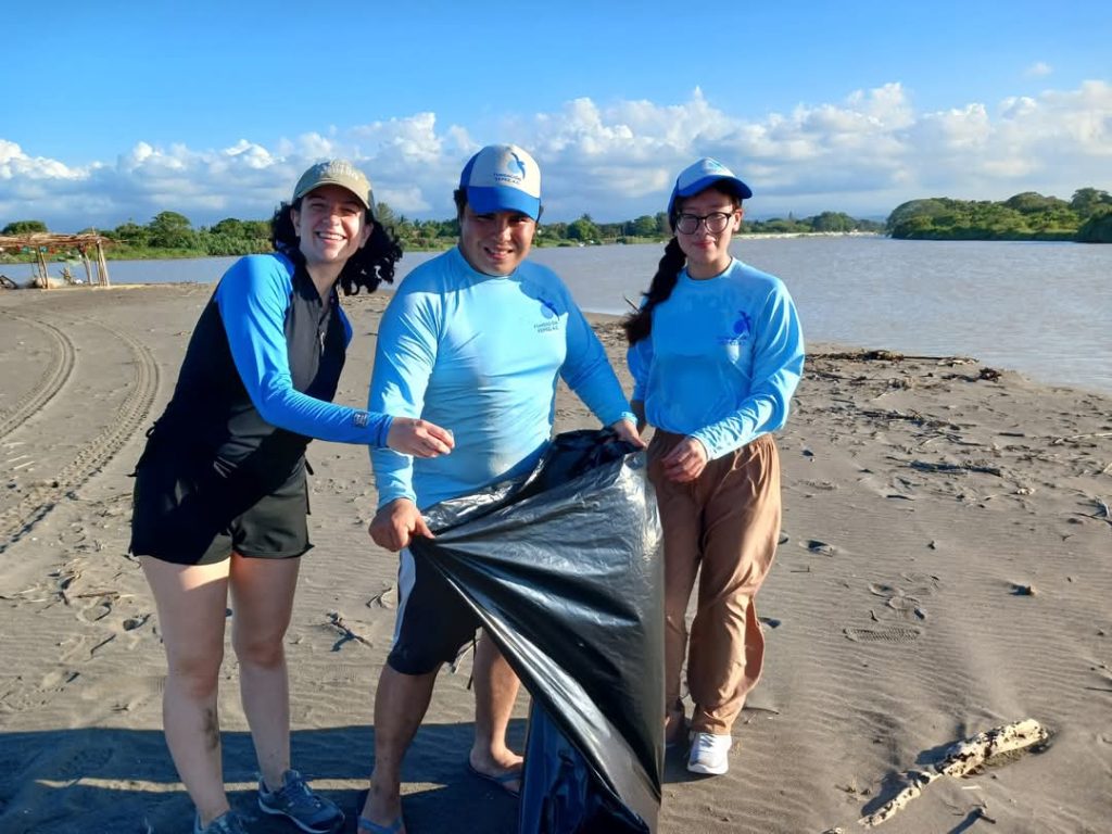 Fundación Yépez retira 95 kg de basura en playas