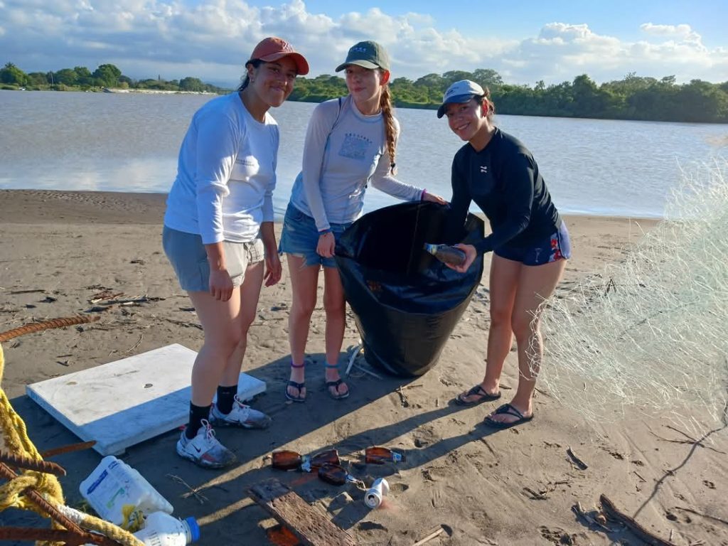 Fundación Yépez retira 95 kg de basura en playas