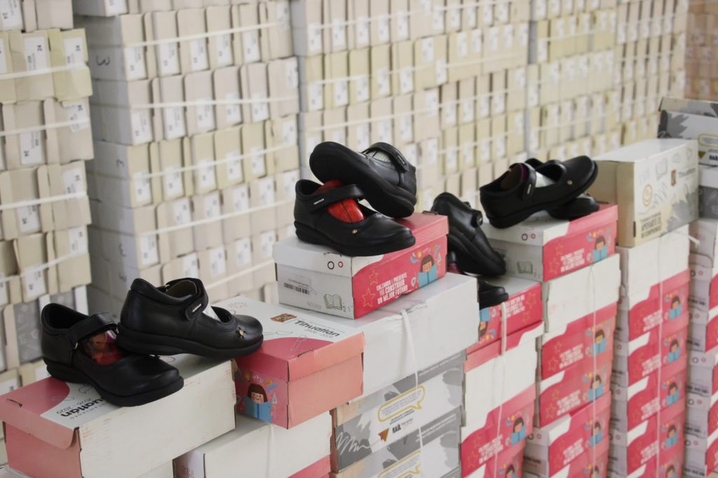 Reciben segundo cargamento de zapatos escolares para estudiantes