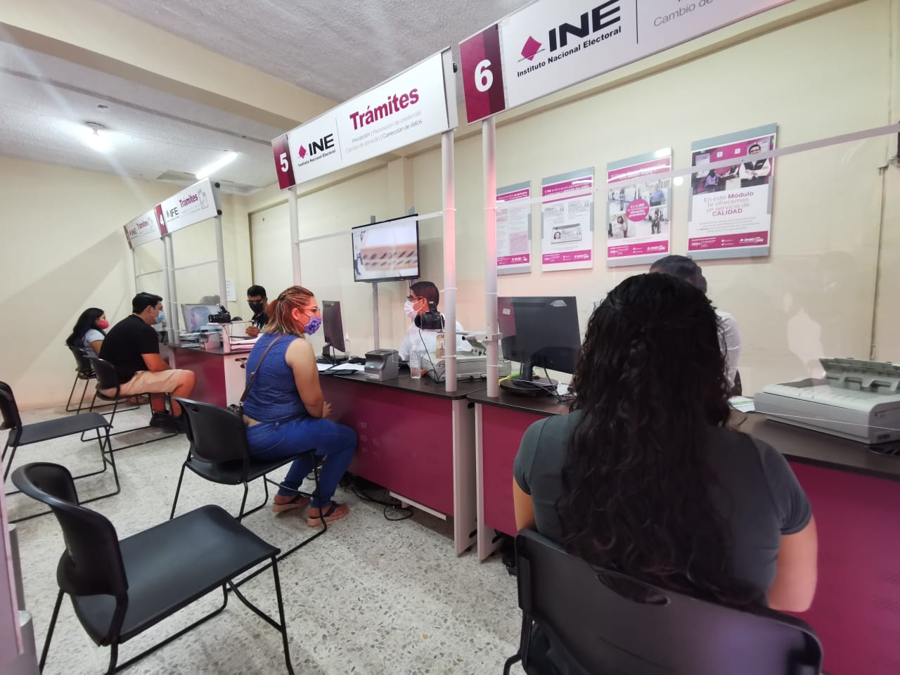 Retrasa INE entrega de credenciales por transición a nuevo formato