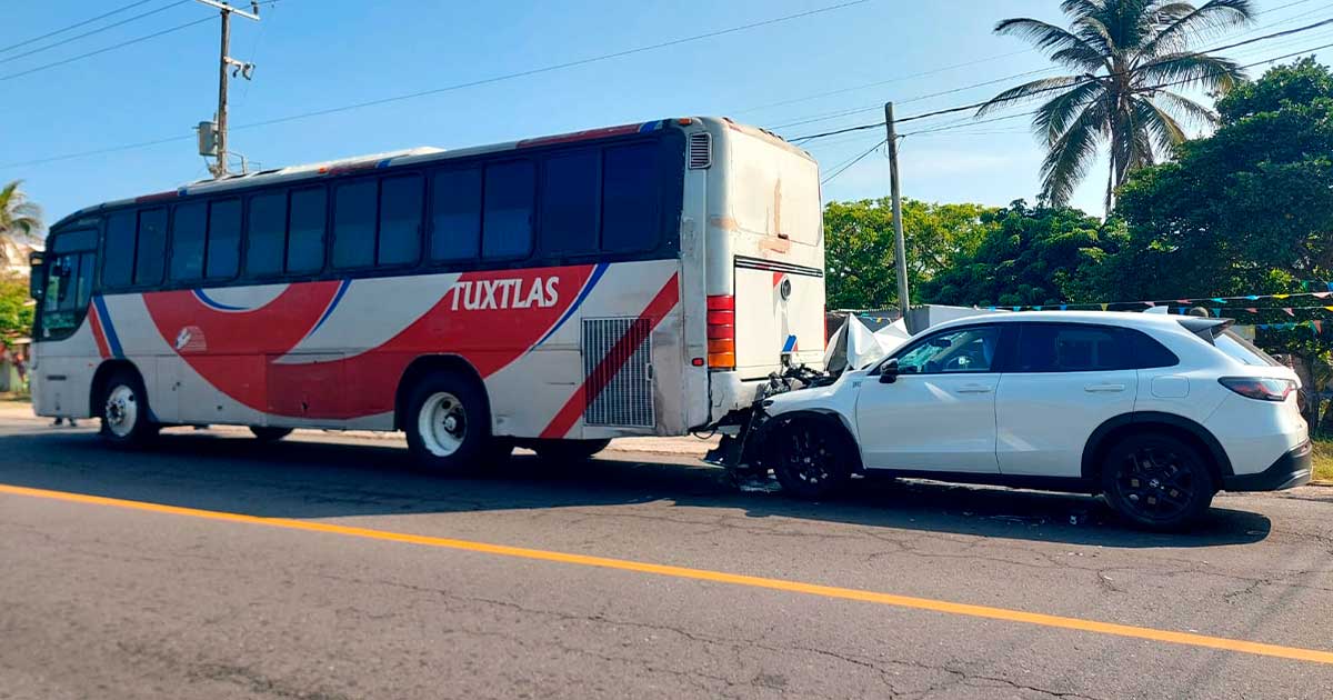 Dos adultos trasladados al hospital tras impactarse con autobús