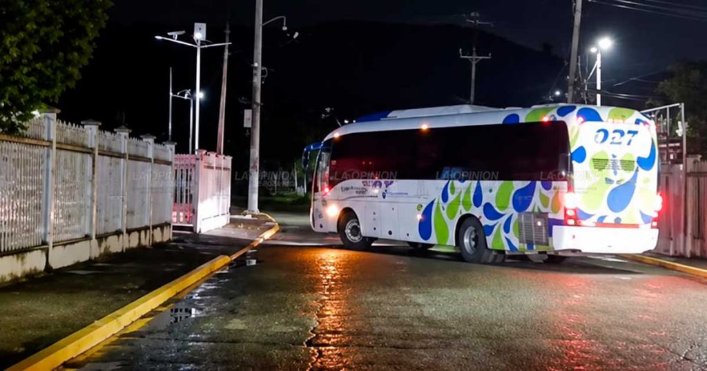 Resguardan autobuses ante crecida por lluvias