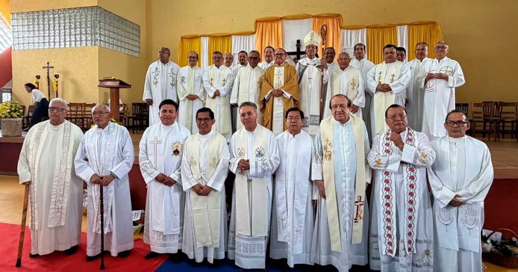 Mons. Obispo José Trinidad Zapata Ortiz preside misa por los 50 años de sacerdocio del padre Mario Jesús Serrato Mons. Obispo José Trinidad Zapata Ortiz preside misa por los 50 años de sacerdocio del padre Mario Jesús Serrato
