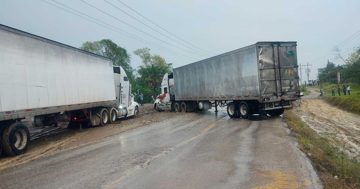 Dos tráileres bloquean la carretera federal Alazán-Canoas a la altura de La Estanzuela Dos tráileres bloquean la carretera federal Alazán-Canoas a la altura de La Estanzuela
