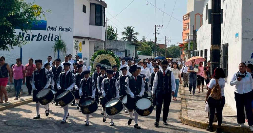 Tránsito Estatal resguarda desfile conmemorativo por el Día de la Marina en Tecolutla Tránsito Estatal resguarda desfile conmemorativo por el Día de la Marina en Tecolutla