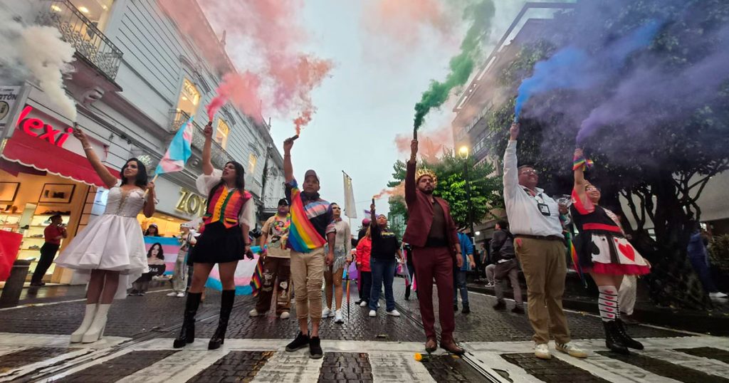 Pese a la lluvia, realizan la Marcha del Orgullo LGBT+ en Xalapa Pese a la lluvia, realizan la Marcha del Orgullo LGBT+ en Xalapa