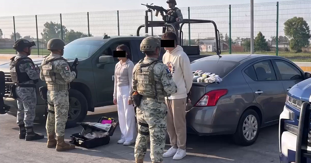 Pareja paseaba con más de un millón de pesos; fueron detenidos en Guanajuato Pareja paseaba con más de un millón de pesos; fueron detenidos en Guanajuato