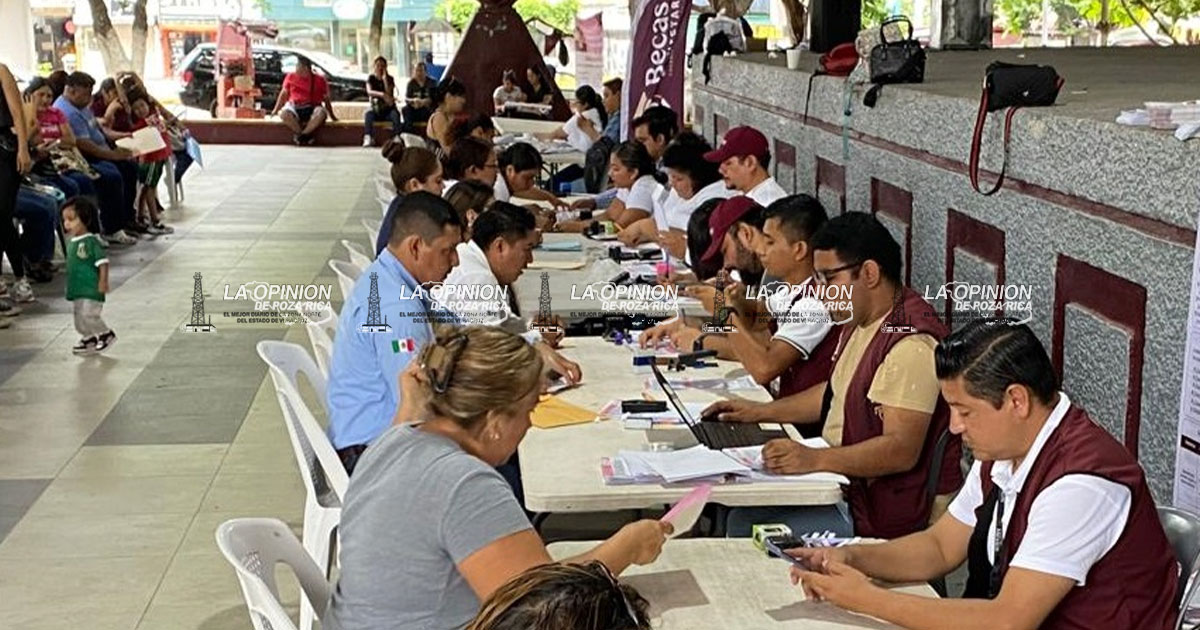 Continúa la entrega de tarjetas para beca Rita Cetina Continúa la entrega de tarjetas para beca Rita Cetina