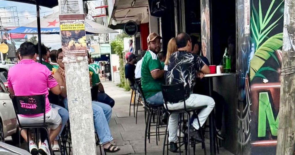 Restaurantes y bares registran alta afluencia de clientes durante partido de futbol Restaurantes y bares registran alta afluencia de clientes durante partido de futbol