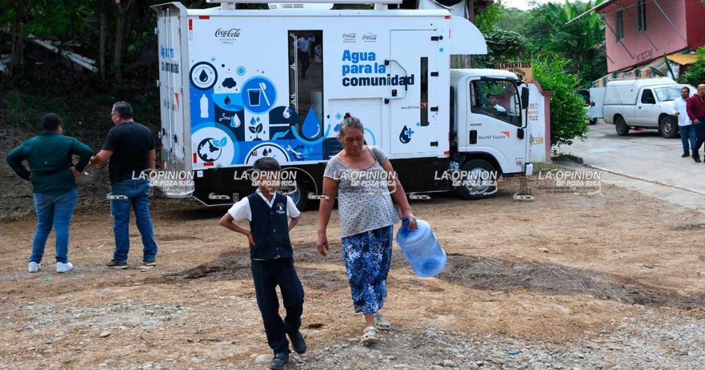 Adanely Rodríguez arranca distribución de agua potable gratis Adanely Rodríguez arranca distribución de agua potable gratis