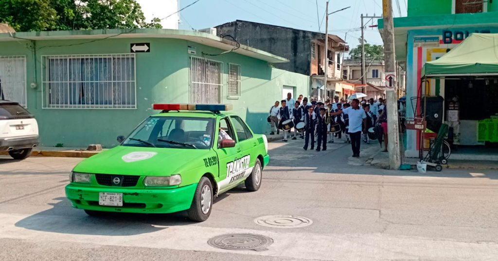 Tránsito Estatal resguarda desfile conmemorativo por el Día de la Marina en Tecolutla Tránsito Estatal resguarda desfile conmemorativo por el Día de la Marina en Tecolutla