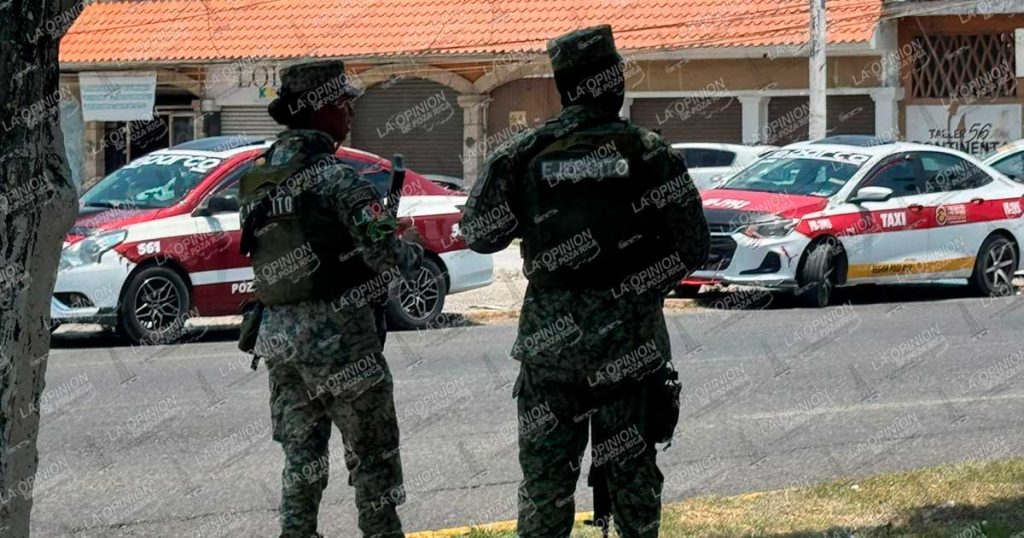 Taxista sufre convulsión y choca contra un árbol Taxista sufre convulsión y choca contra un árbol