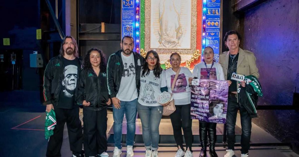 Madres buscadoras suben al escenario con Caifanes