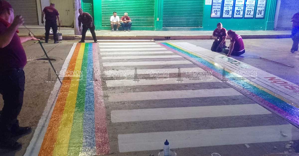 Pintan paso peatonal con colores de la diversidad