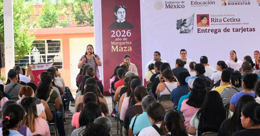 Reciben 738 estudiantes de Xalapa tarjetas Rita Cetina para útiles y uniformes escolares Reciben 738 estudiantes de Xalapa tarjetas Rita Cetina para útiles y uniformes escolares