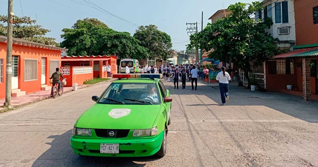 Tránsito Estatal resguarda desfile conmemorativo por el Día de la Marina en Tecolutla Tránsito Estatal resguarda desfile conmemorativo por el Día de la Marina en Tecolutla