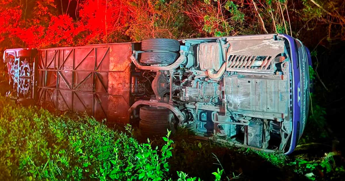 Volcadura de autobús Futura deja 20 lesionados en la autopista México-Tuxpan