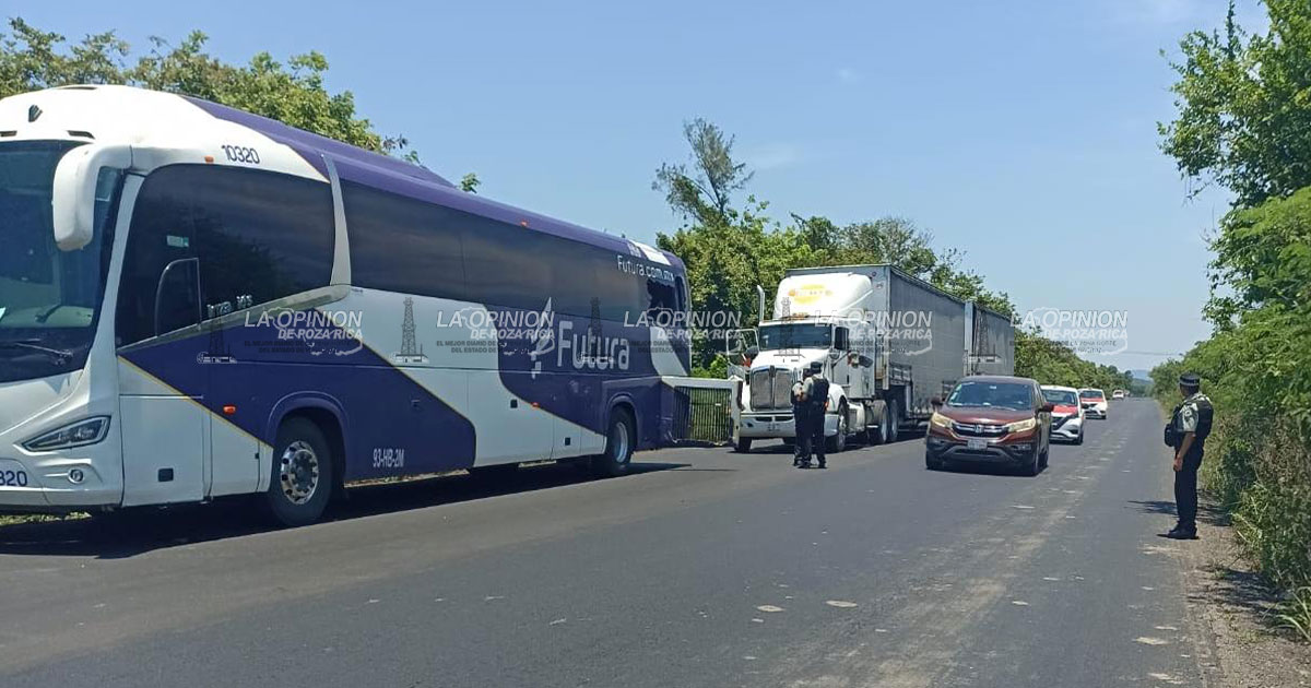 Tráiler choca contra un autobús Futura