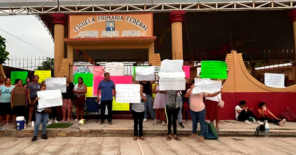 Padres toman escuela primaria