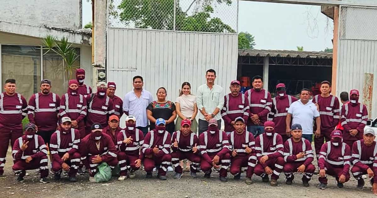 Gil Méndez entrega uniformes a personal de Limpia Pública y Parques y Jardines