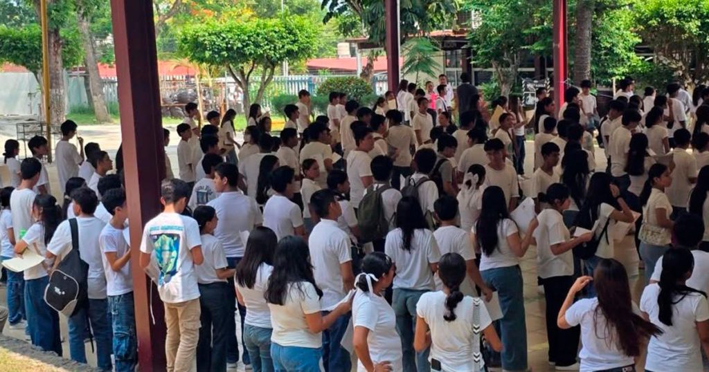 Más de mil jóvenes realizan examen vocacional en CBTis 78