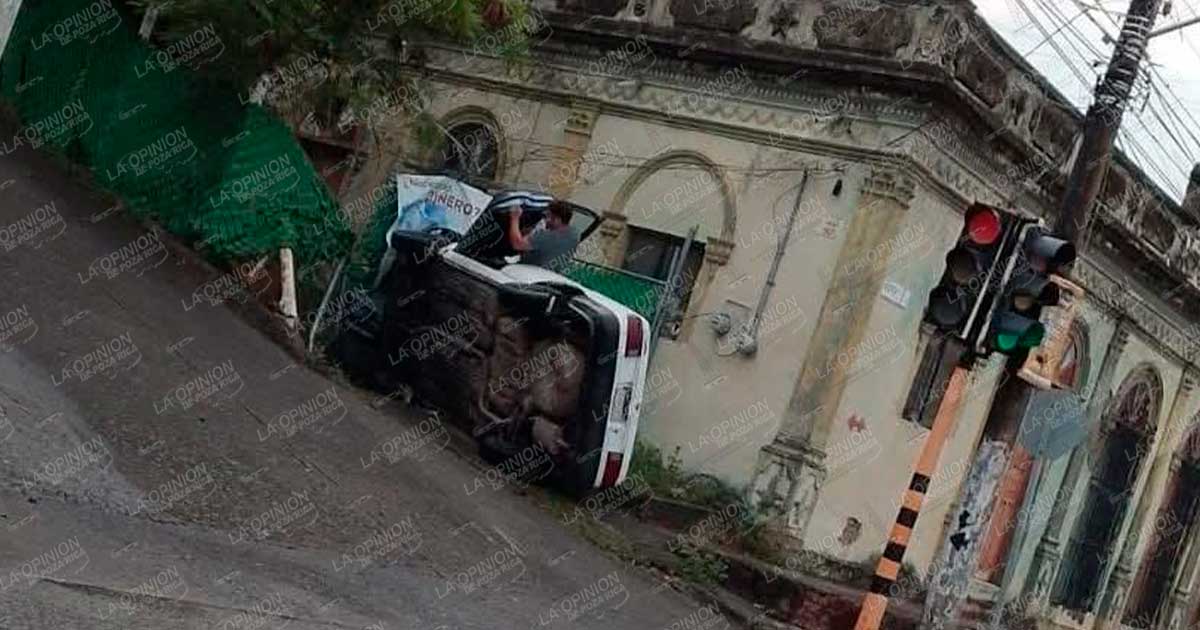 Volcó su auto en pleno centro