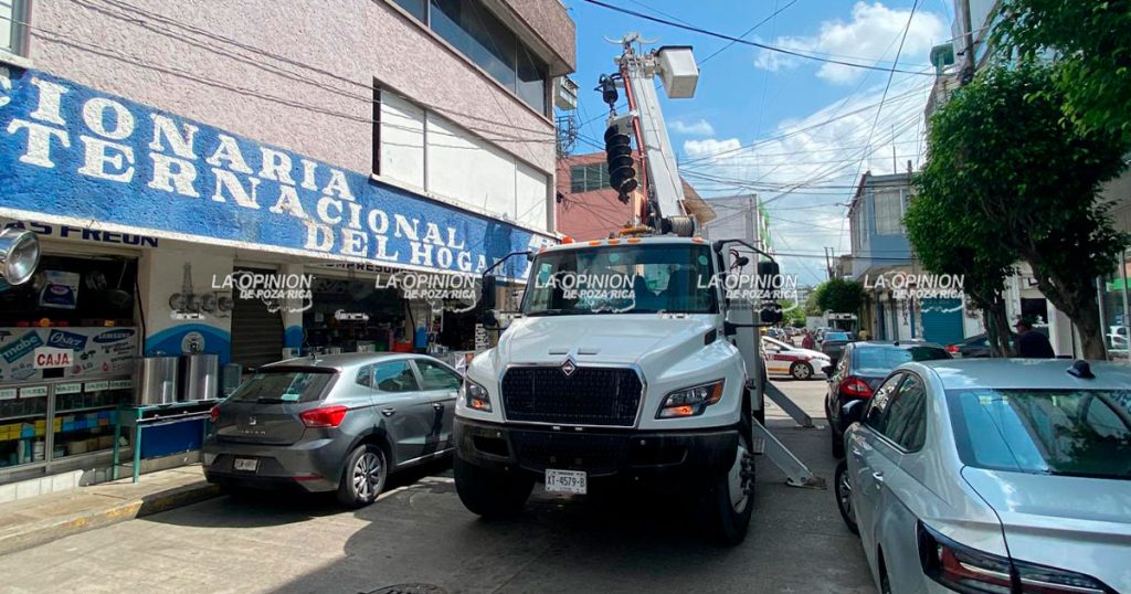 CFE cierra tramo de la calle Mariano Arista