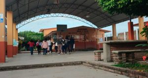 Se rostizan de calor y la maestra no prende los climas