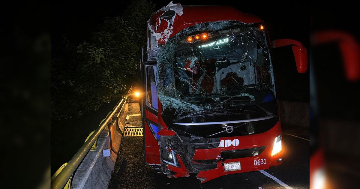 Accidente de autobús ADO en la México-Tuxpan deja daños