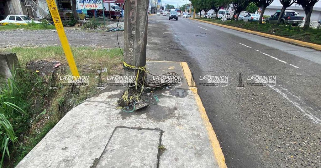 Las varillas del poste de CFE están expuestas sobre la banqueta Las varillas del poste de CFE están expuestas sobre la banqueta