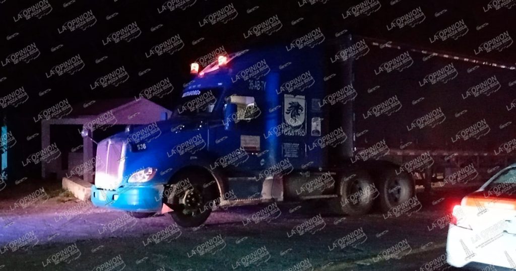 Padre e hijo graves; chocan contra tráiler Padre e hijo graves; chocan contra tráiler
